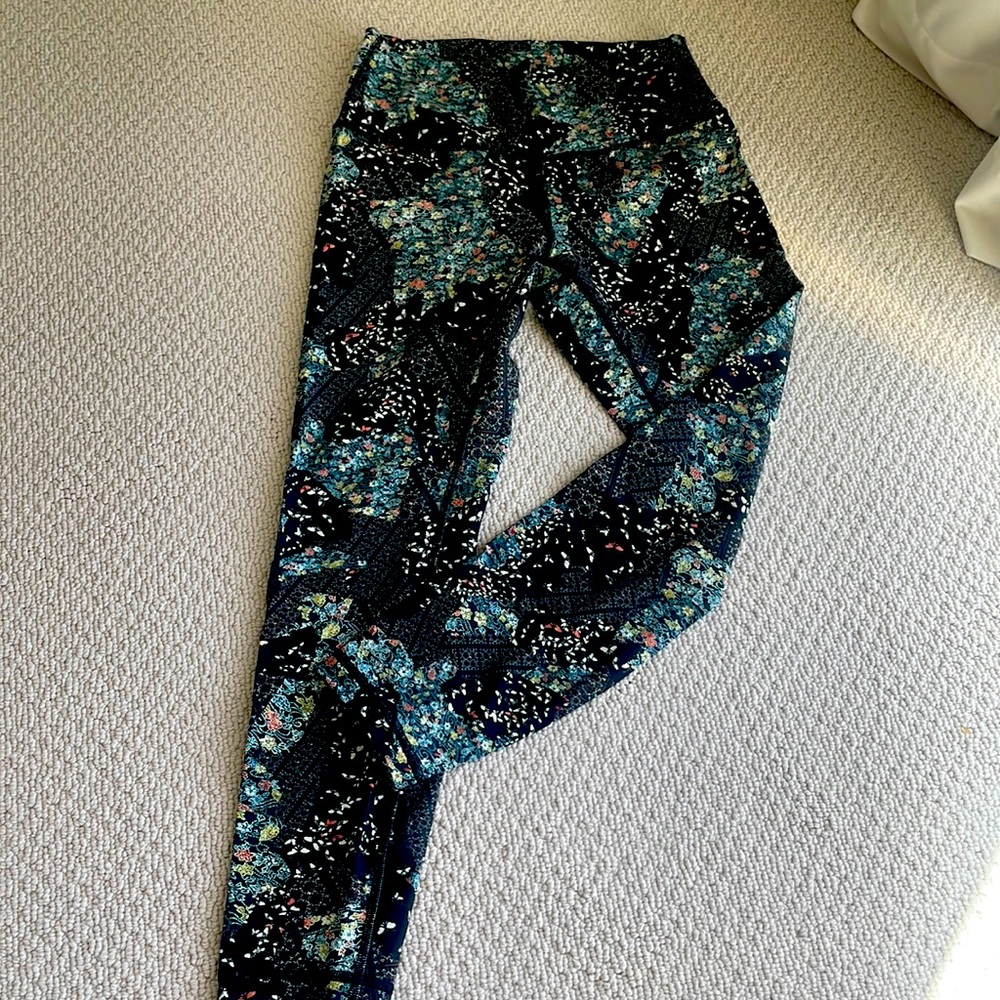 LuluLemon multi color hight wasted leggings in size 8